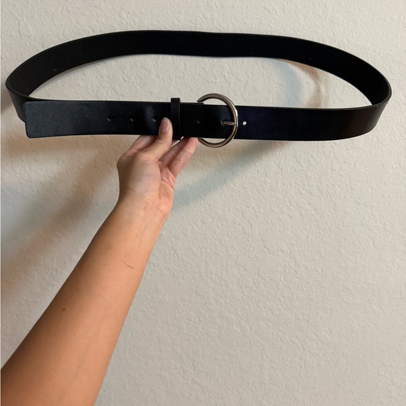 Wild Fable Women’s Black Belt with Silver Round Buckle - Picture 3 of 9